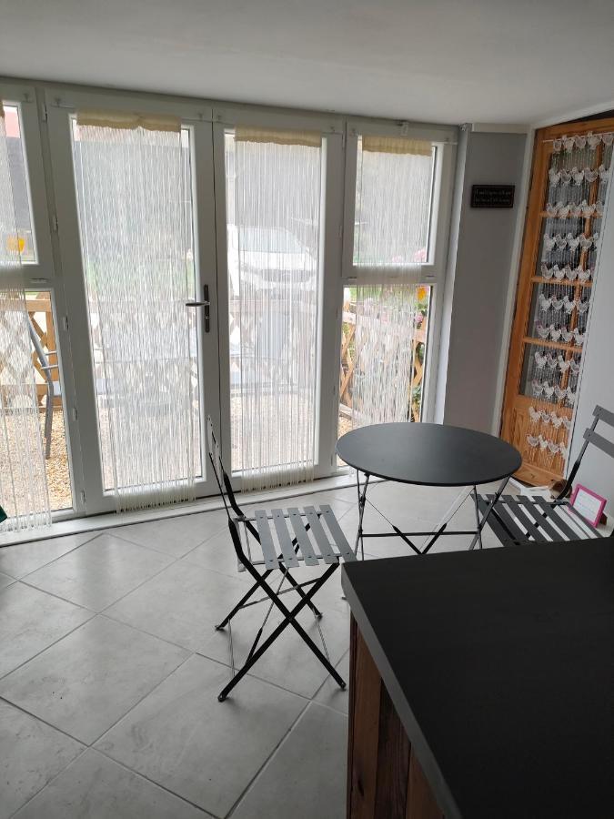 Les Petits Champs Apartment Buais-les-Monts Exterior photo