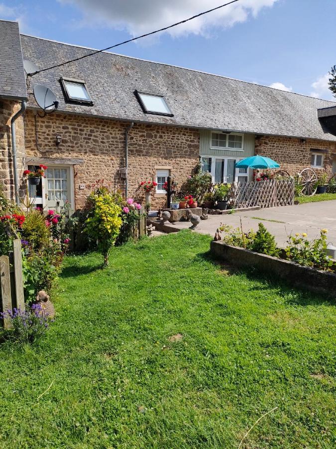 Les Petits Champs Apartment Buais-les-Monts Exterior photo