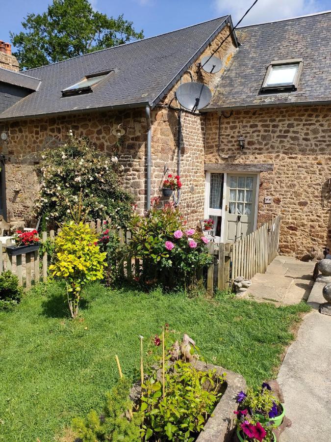Les Petits Champs Apartment Buais-les-Monts Exterior photo